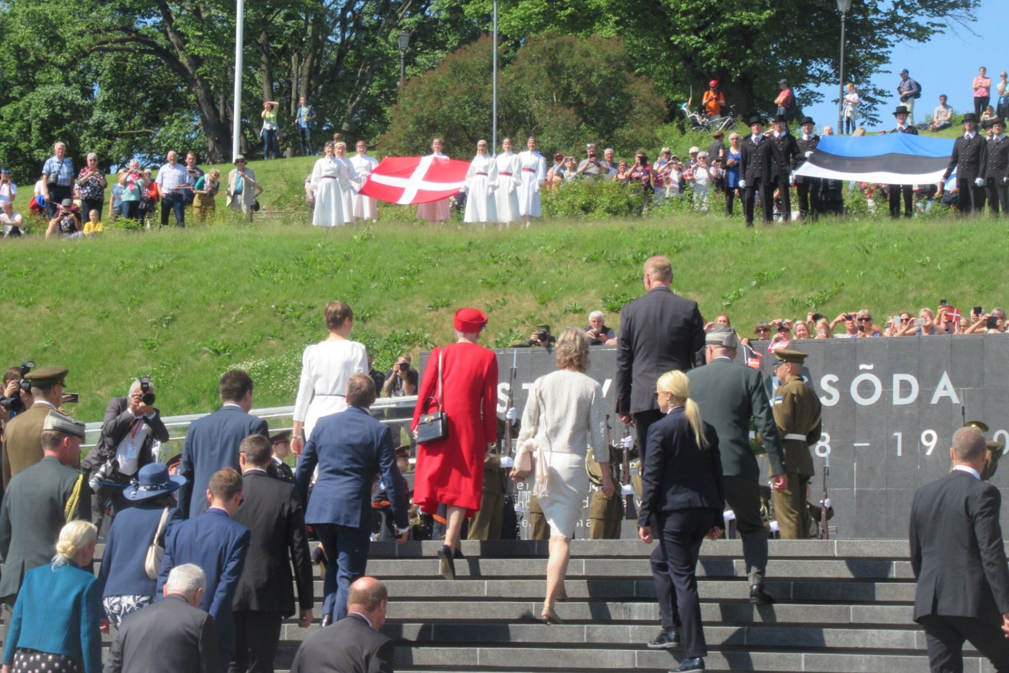 Estland: Fejring af både det estiske og det danske flag i Tallinn
