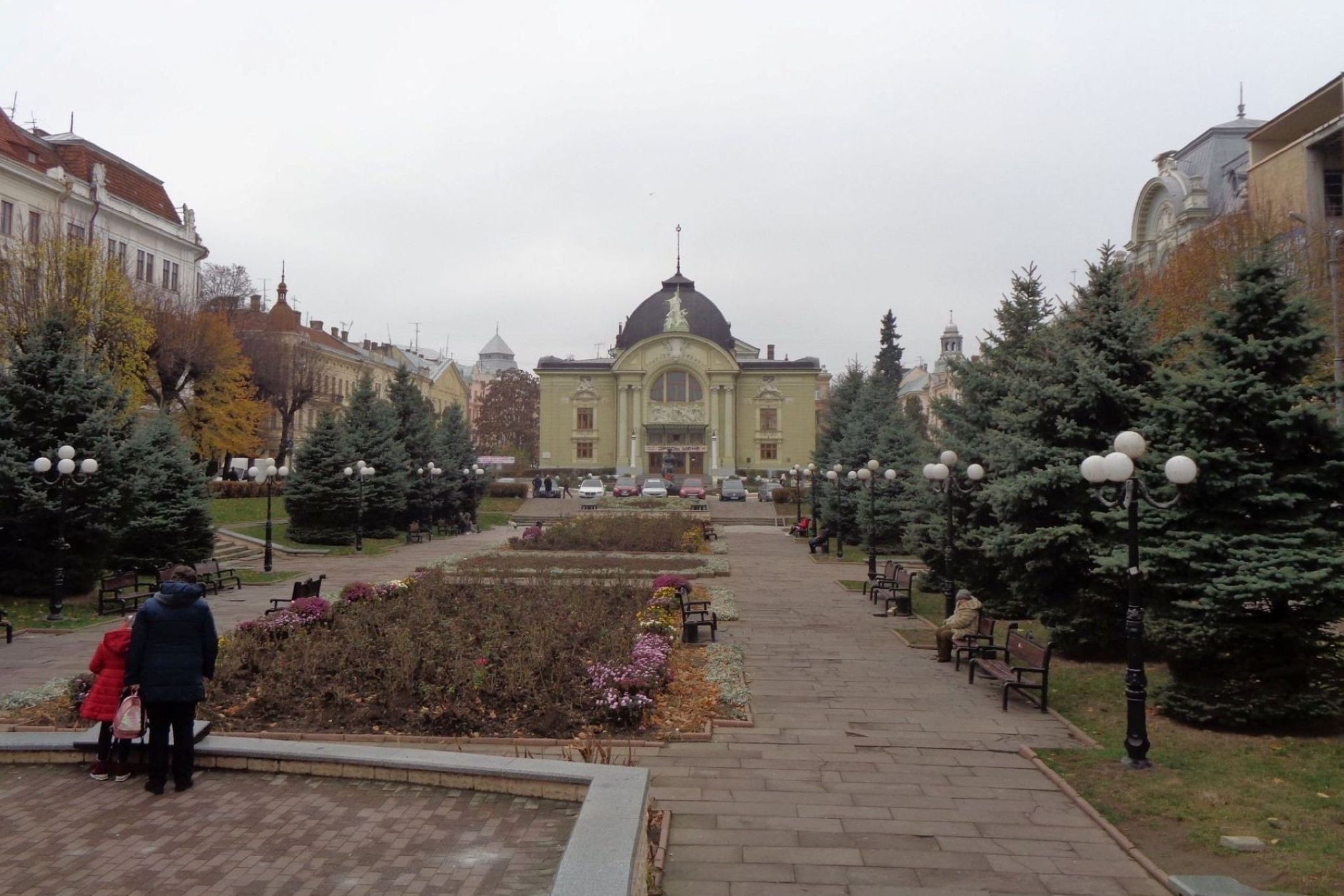 Ukraine: Tsjernivtsi – Her kører bilisterne lige ud når de er fulde!