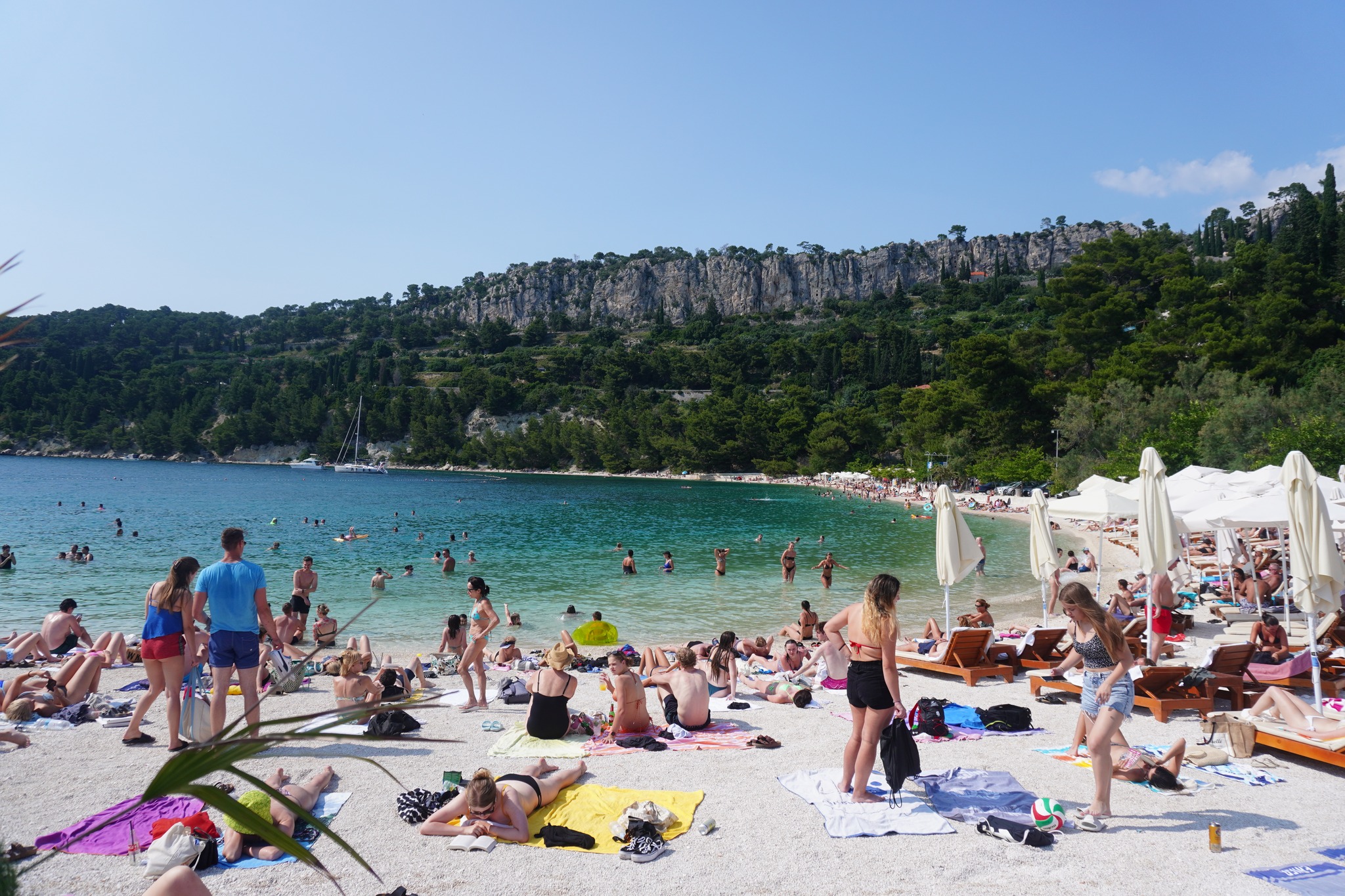Strand i Split med mennesker og hav. Fra Split, Kroatien.