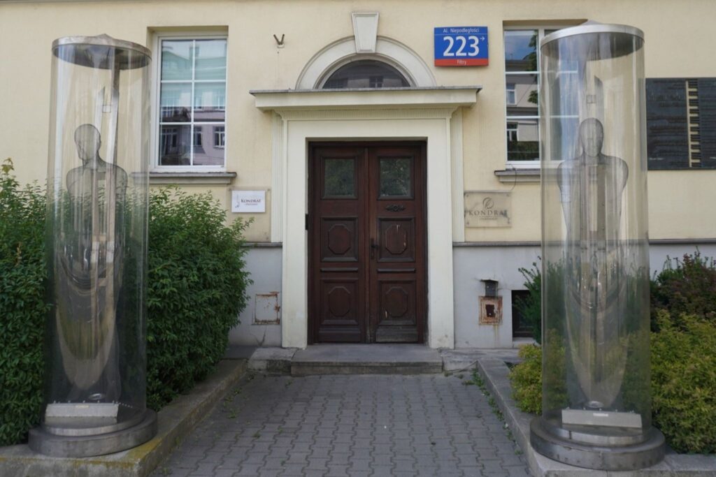 Kunstinstallation i Warszawa udenfor den bygning hvor Pianisten mødte Nazisten under Anden Verdenskrig.
