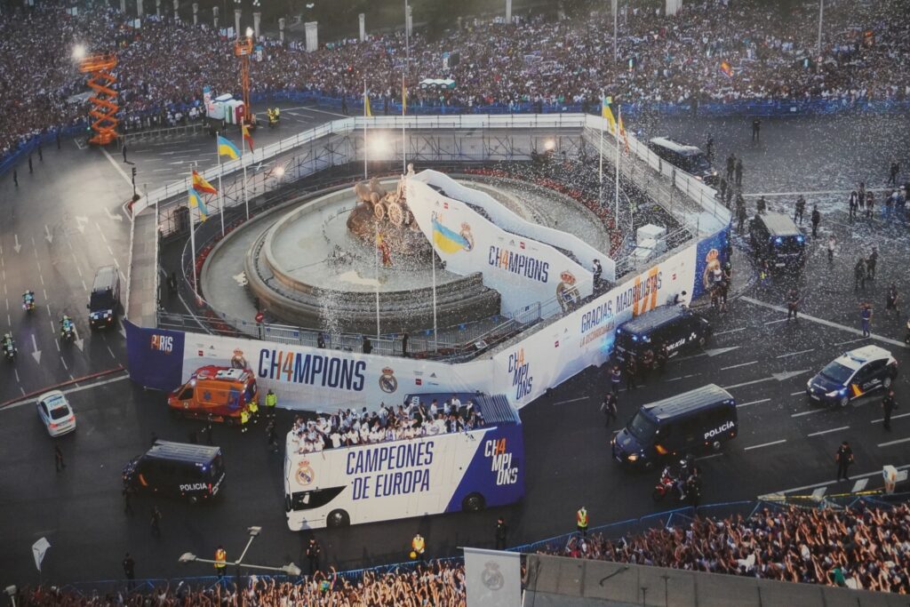 Masse af mennesker som fejrer Real Madrid efter en Champions League sejr. Fra udstillingen i Santiago Bernabeu stadion i Madrid.