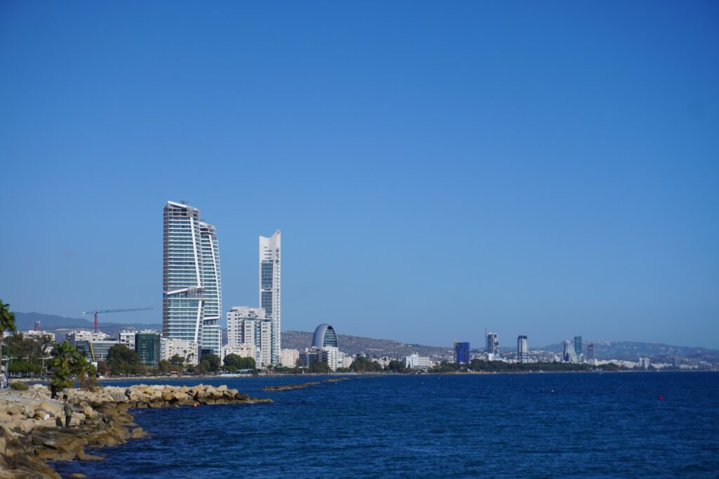 Strand og bygninger. Fra Limassol, Cypern.