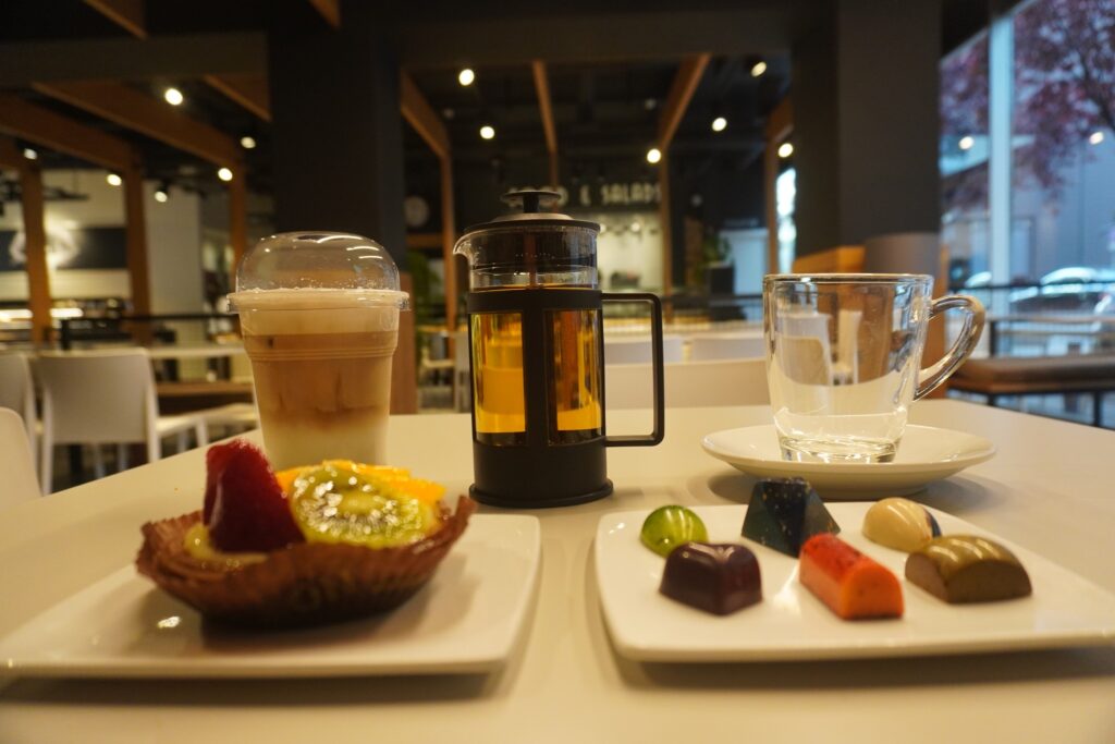 Kage, Kaffe, The, Chokolade i Tirana.