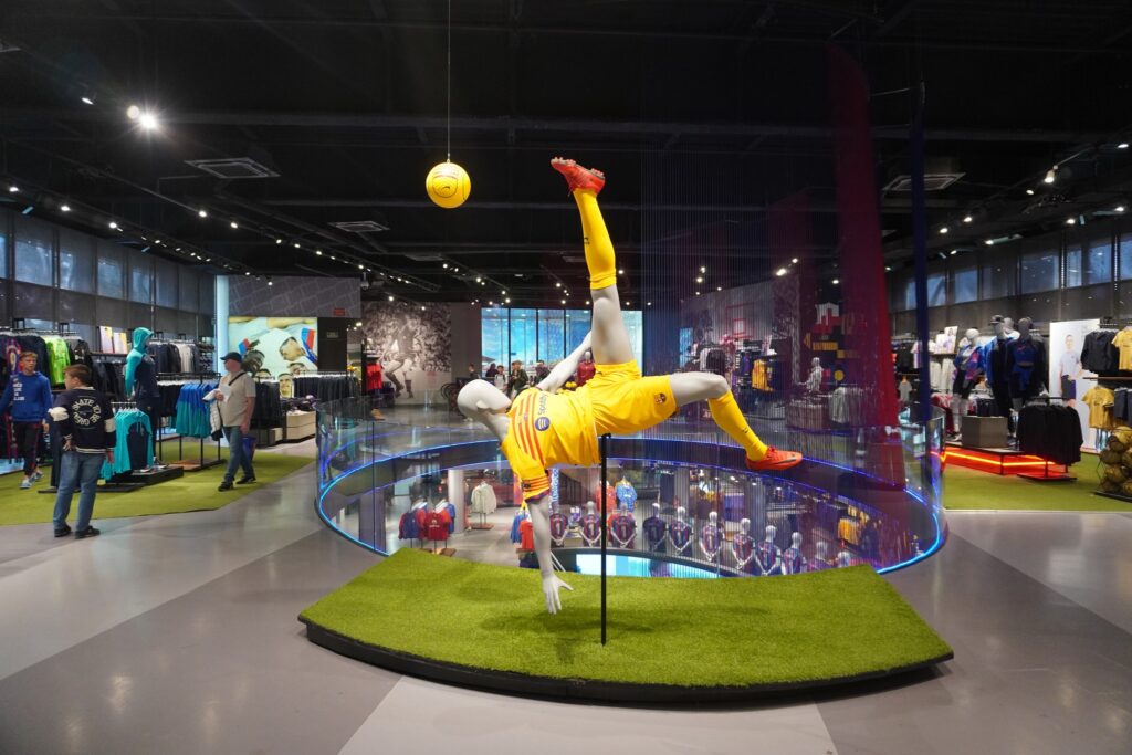 Skulptur af fodboldspiller i FC Barcelona Fan Shop. Fra Barcelona, Spanien.