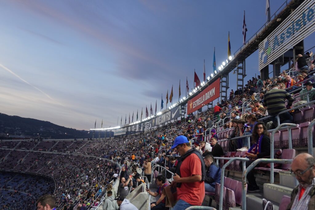 Tilskuere på Camp Nou før kampen mellem FC Barcelona og Girona FC. Fra Barcelona, Spanien.