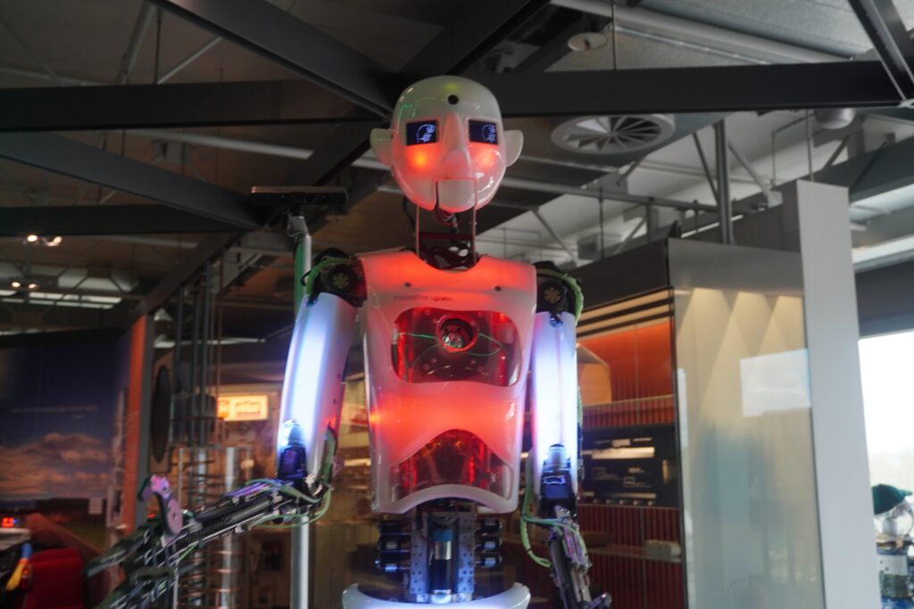 Humanoid robot Robothespian fra Engineered Arts. Fra udstillingen i Heinz Nixdorf MuseumsForum i Paderborn, Tyskland.