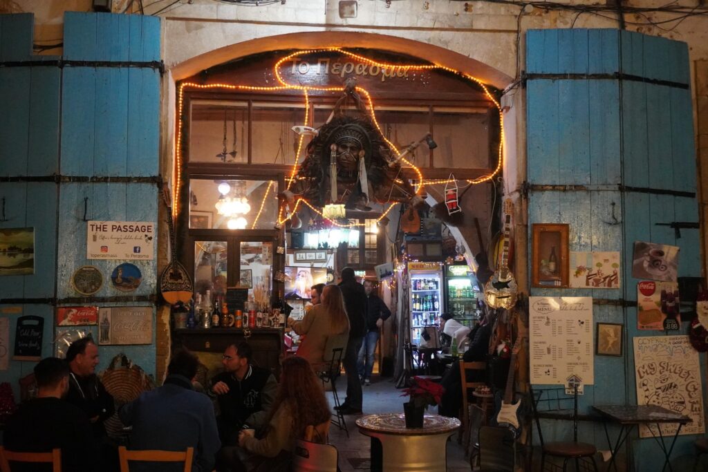 Indgang til en restaurant i Larnaca juleaften. Fra Larnaca i Cypern.