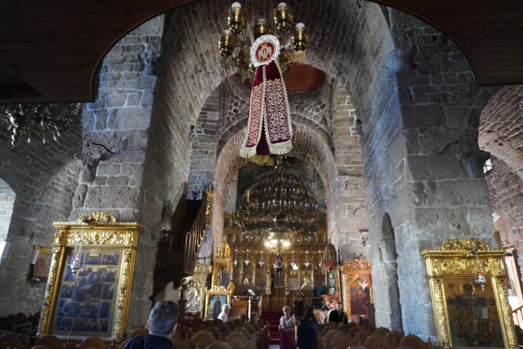 Interiør inde i en kirke i Larnaca. Fra Larnaca i Cypern.