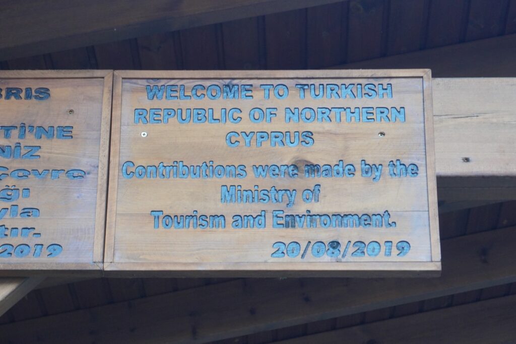 Skilt som fortæller Velkommen til den tyrkiske republik Nordcypern. Fra Nicosia i Cypern.