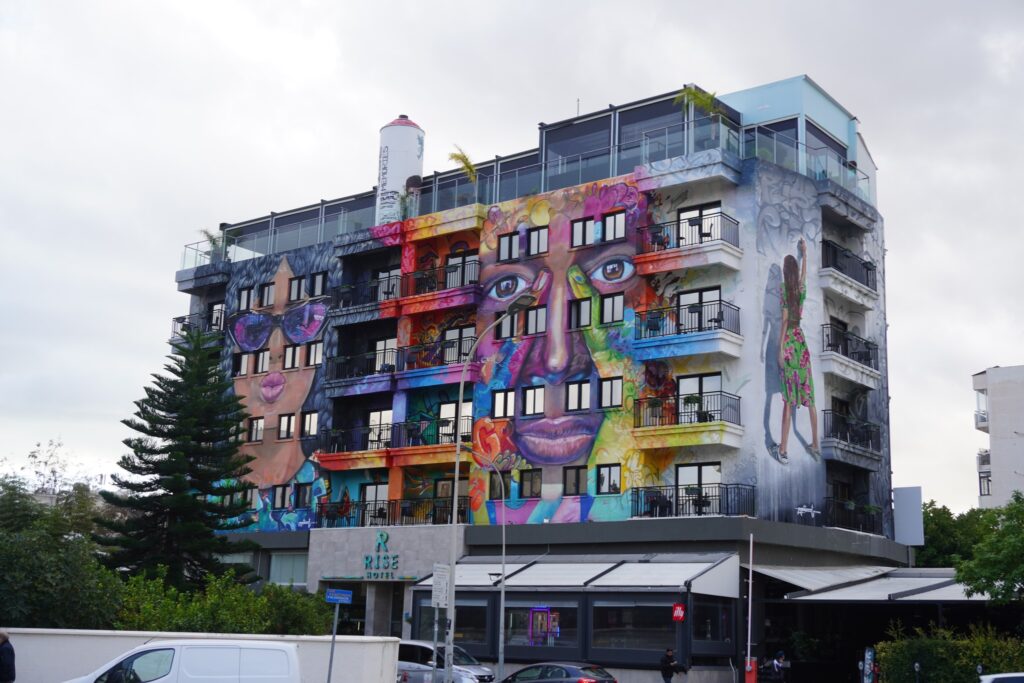 Udenfor Rise Street Art Hotel i Larnaca. Fra Larnaca i Cypern.