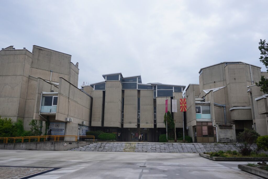 SKT. KYRIL OG METODIST UNIVERSITETET TEGNET AF MARKO MUSIC. Fra Skopje, Nordmakedonien.