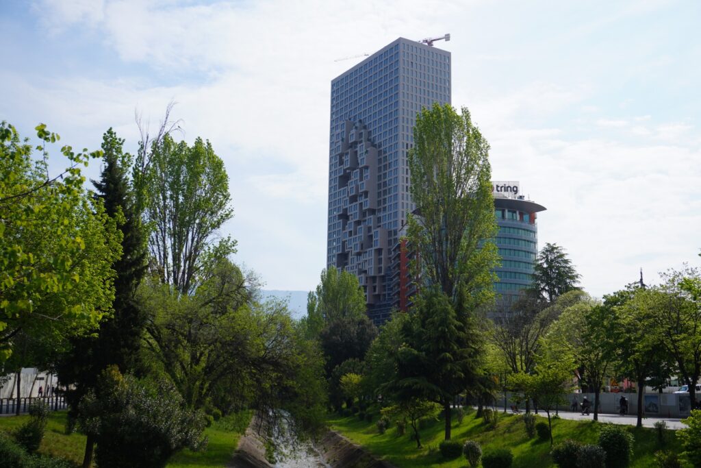 Ny arkitektur i Tirana. Fra Tirana, Albanien.