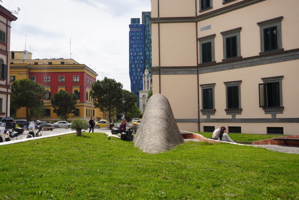 Bunker og bygninger i Tirana. Fra Tirana, Albanien.