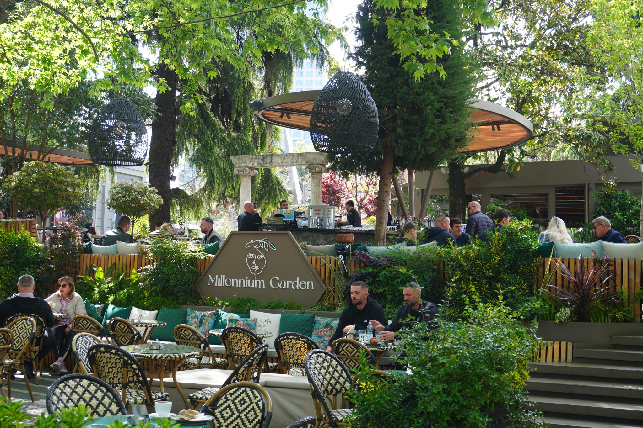 Mennesker i udendørscafe i Tirana. Fra Tirana, Albanien.