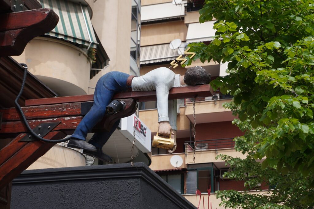 Street Art skulptur i Tirana. Fra Tirana, Albanien.