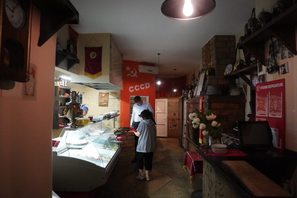 Mennesker som er ved at købe mad. Fra en restaurant i Tiraspol, Moldova.