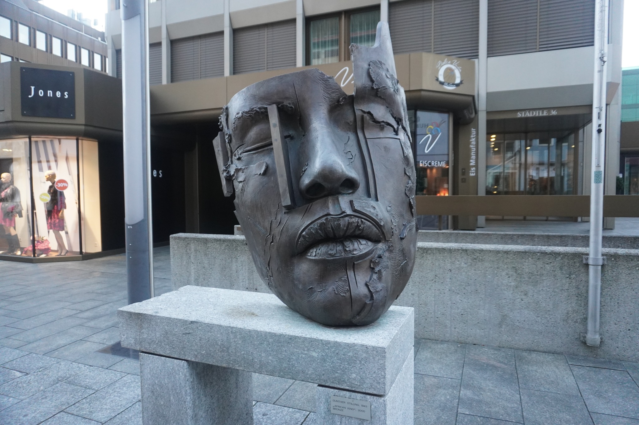 Skulptur af et ansigt i Vaduz. Fra Vaduz, Liechtenstein.