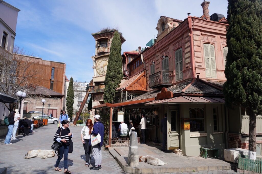 Klokketårnet og Rezo Gabriadze Marionetteater