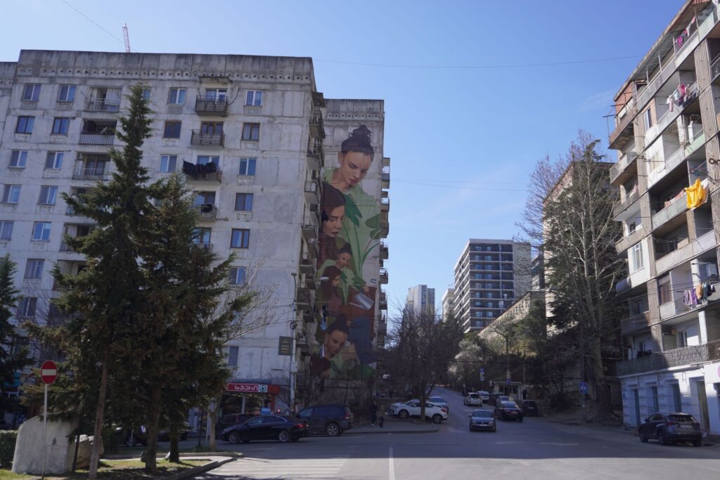 Street Artpå Nutsubidze gaden nær Statens Universitets Metro Station