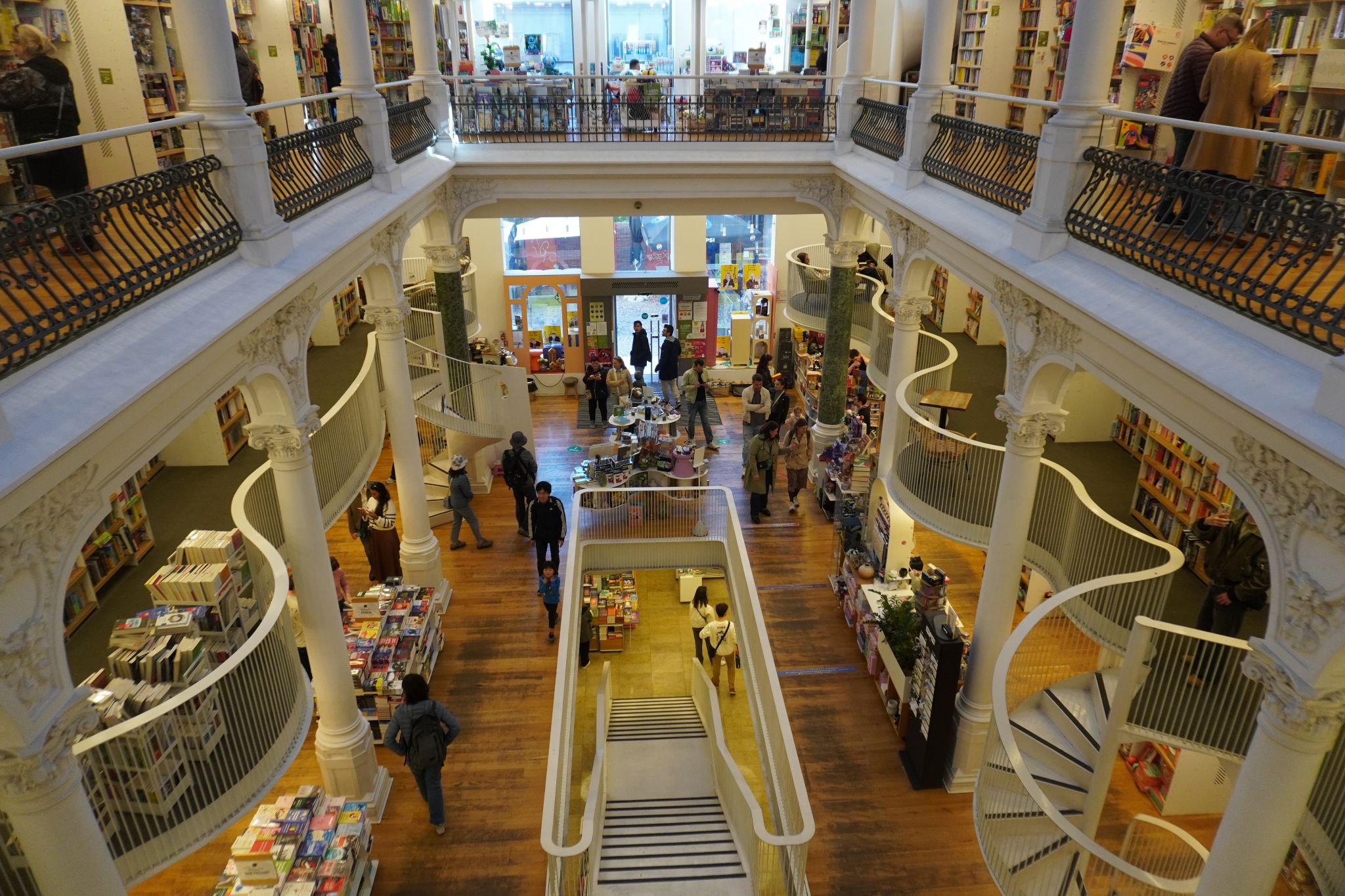 Rumænien: Cărturești Carusel boghandlen i Bukarest