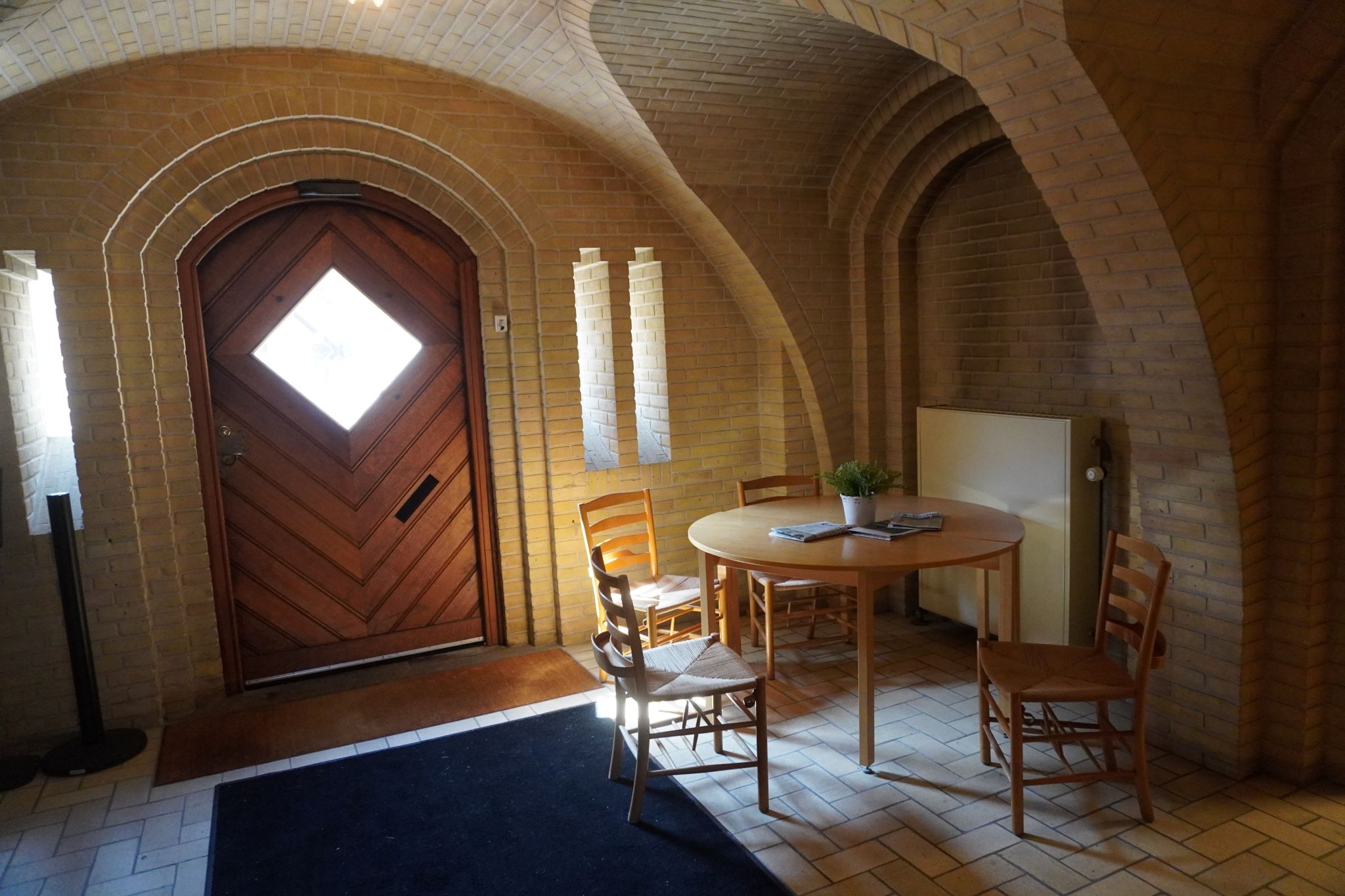 Danmark: Grundtvigskirken og Bispebjerg Kirkegård i København