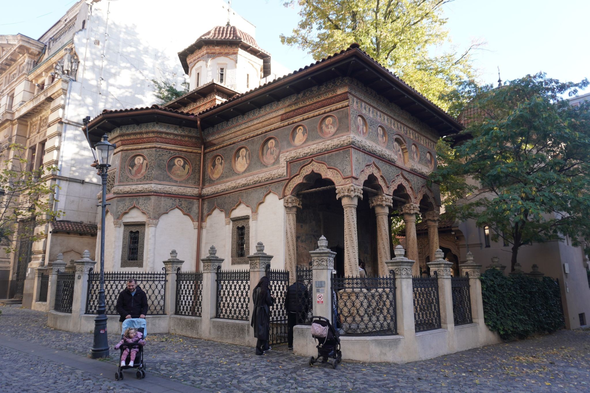 Rumænien: Den ortodokse Stavropoleos Klosterkirke i Bukarest