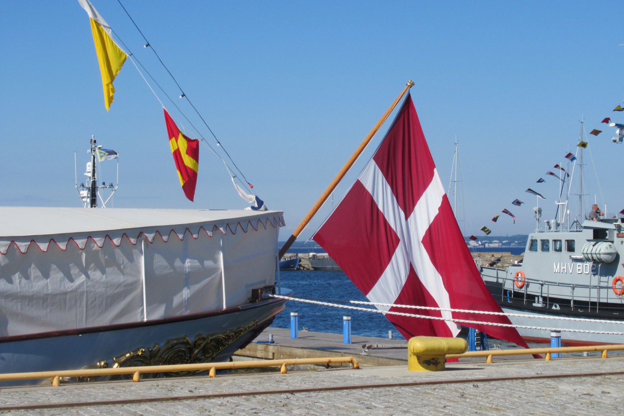 Estland: Kongeskibet Dannebrog har lagt til havn i Tallinn