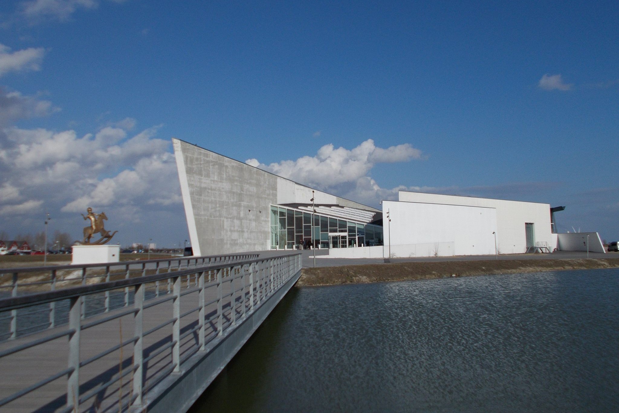 Danmark: ARKEN Museum for Moderne Kunst nær København