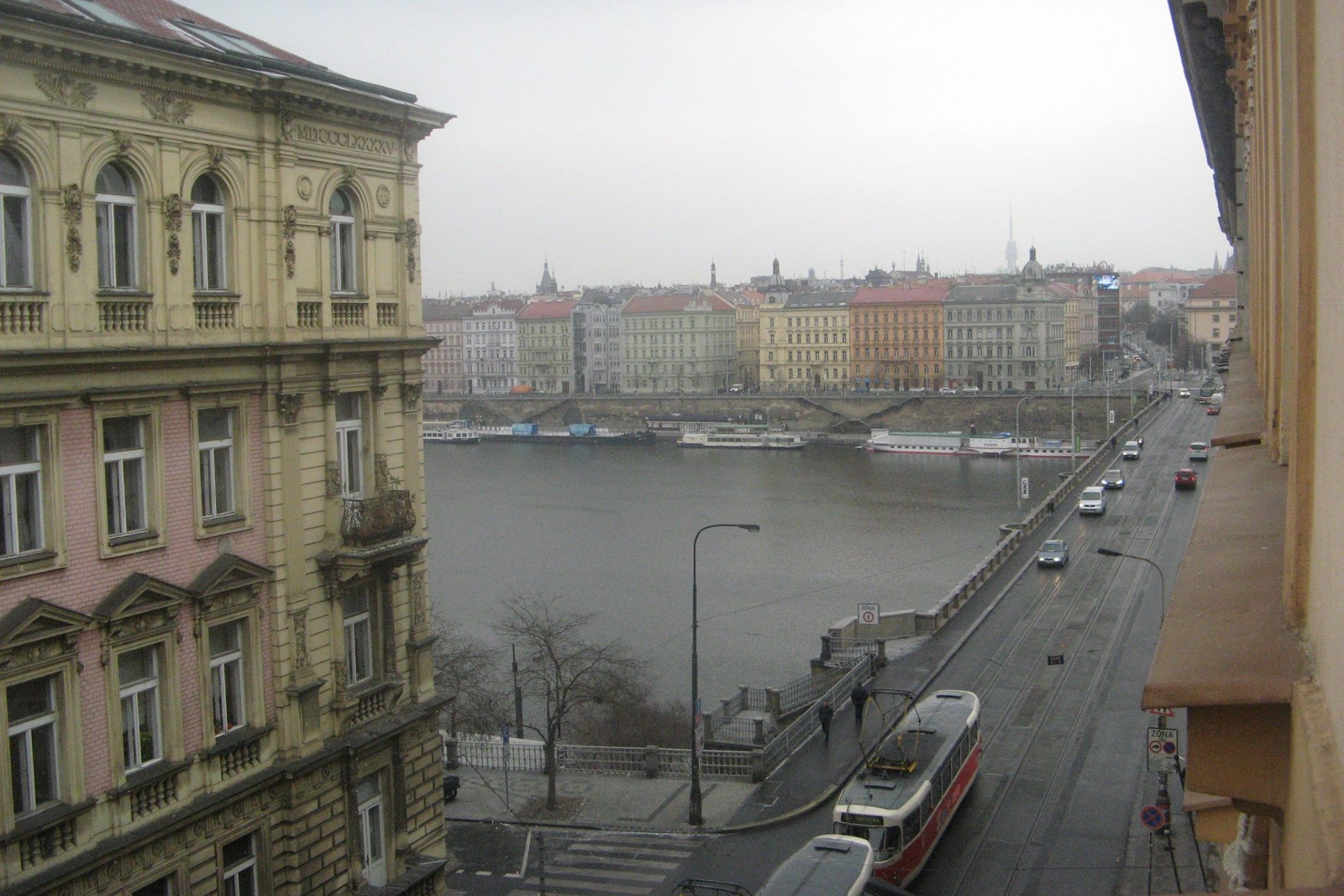 Tjekkiet: Årets første snefald i Prag – Nye muligheder venter forude!