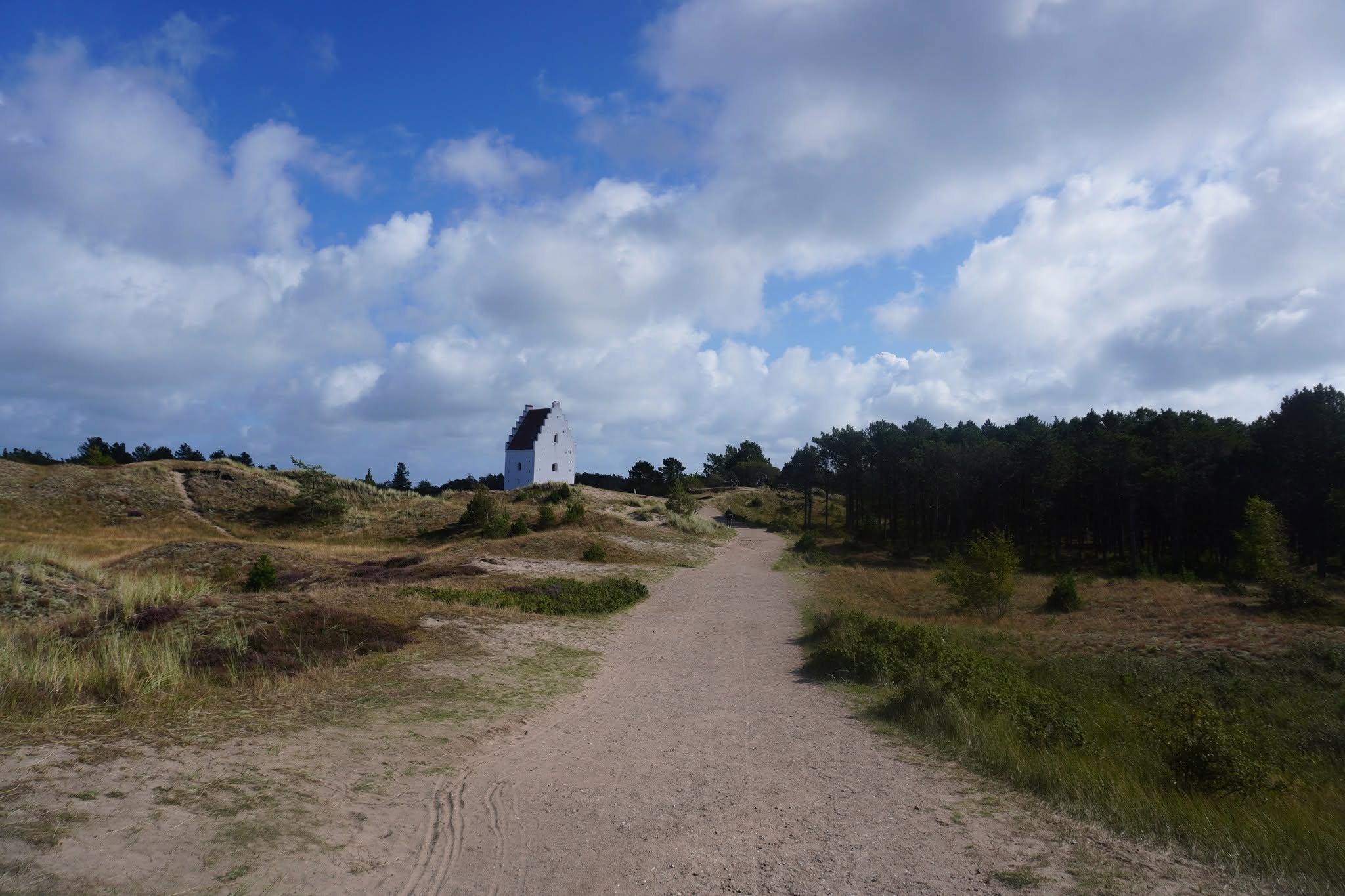 Danmark: Den tilsandede kirke ved Skagen – Fra bedehus til fyrtårn
